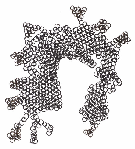 Monumenten en Archeologie, gemeente Amsterdam, Harold Strak & Willem van Zoetendaal, rand van een mali&euml;nrok of mali&euml;nkraag (mali&euml;nsluier). Gemaakt van ijzeren en messing ringen. Datering: 1475-1500. Afmetingen: 460x170 mm. Locatie: Nieuwebrug, Damrak.