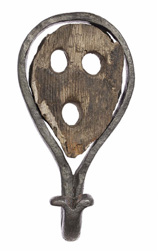 Monumenten en Archeologie, gemeente Amsterdam, Harold Strak & Willem van Zoetendaal, jufferblok van ijzeren beslag met een kern van essenhout. Jufferblokken werden op schepen gebruikt om het staande wand met de scheepsromp te verbinden. Datering: 1500-1625. Afmetingen: 210x108 mm. Locatie: Nieuwebrug, Damrak.