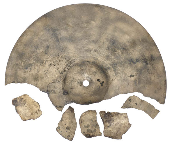 Monumenten en Archeologie, gemeente Amsterdam, Harold Strak & Willem van Zoetendaal, bronzen bekken van een drumstel. Datering: 1900-2005. Diameter: 335 mm. Locatie: Nieuwebrug, Damrak.