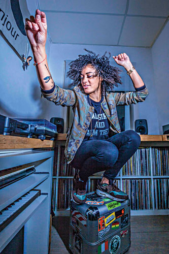 DJs uit meer dan 40 dance-stromingen en uit vier verschillende generaties.