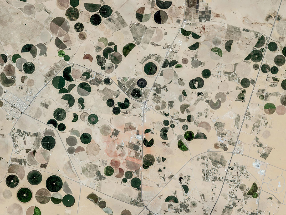 Edward Burtynsky, Satellite Capture, Near Buraydah,  Saudi Arabia, 2018, pigment inkjet print. Courtesy of the artist and Nicholas Metivier Gallery, Toronto