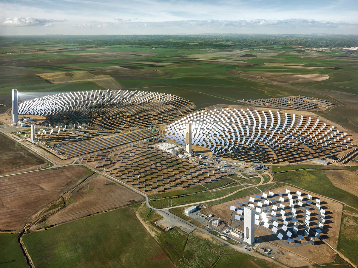 Edward Burtynsky, PS10 Solar Power Plant, Seville, Spain, 2013, pigment inkjet print. Courtesy of the artist and Nicholas Metivier Gallery, Toronto