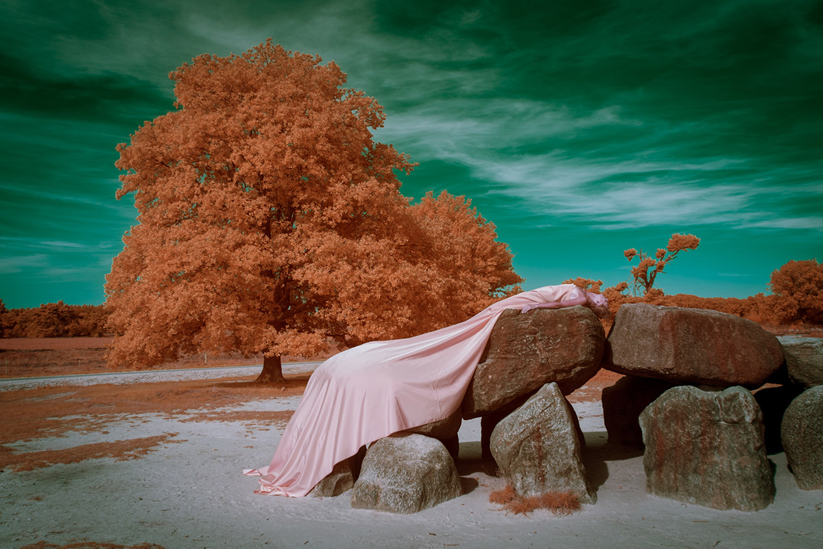 Ariane James, Buitenbenen