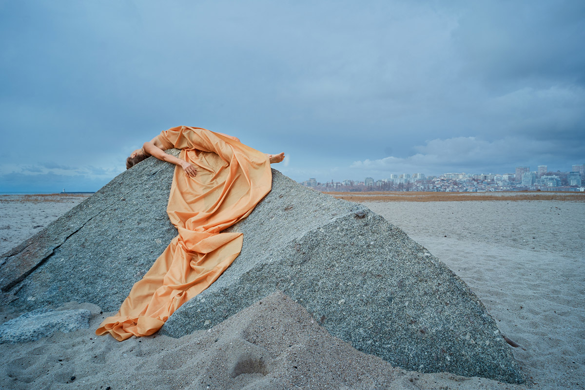 Ariane James, Buitenbenen