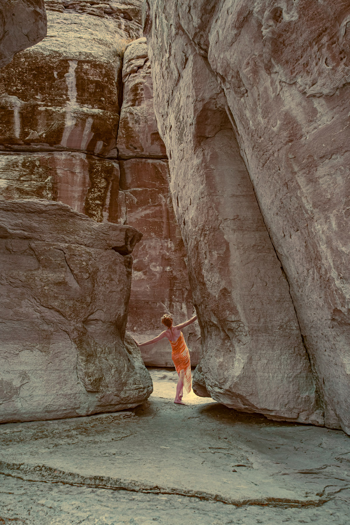 Ariane James, Buitenbenen