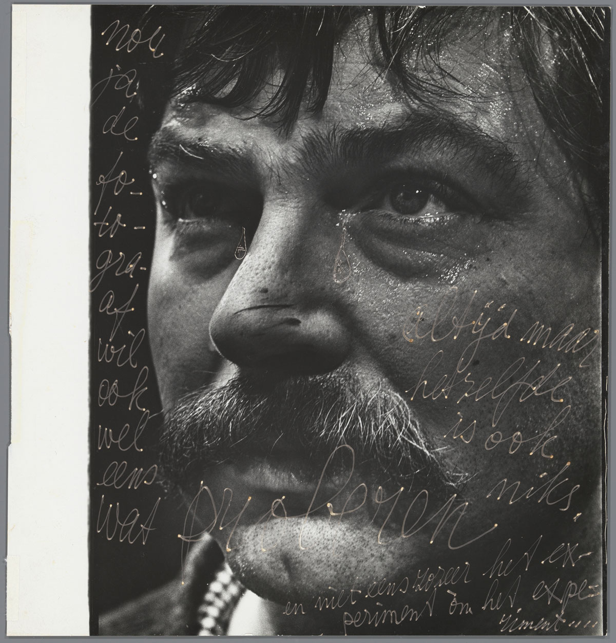 Ed van der Elsken, Portret van Karel Appel, 1958-1963, met opschrift 'Nou ja de fotograaf wil ook wel eens wat PROBEREN, altijd maar hetzelfde is ook niks, en net eens zozeer het experiment òm het experiment', bekraste Ontwikkelgelatinezilverdruk/ scratched gelatin silver print