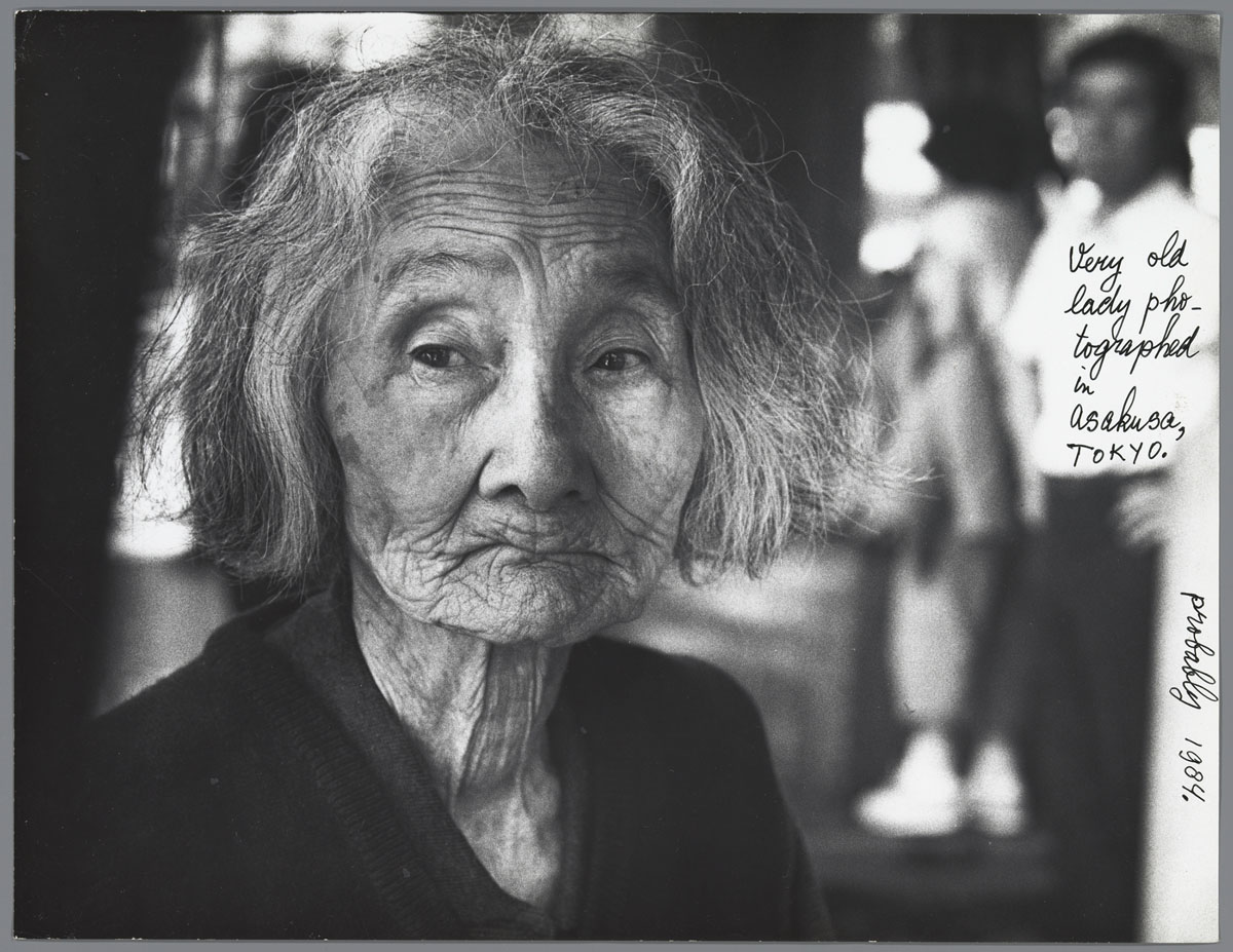 Ed van der Elsken, Portret van een oude vrouw in Japan, met belettering in zwarte viltstift, 1984, ontwikkelgelatinezilverdruk/ gelatin silver print