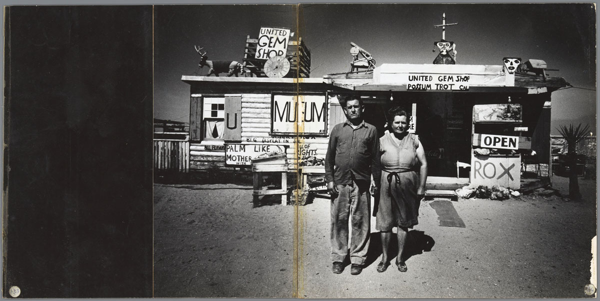 Ed van der Elsken, Unspoiled primitives; de naïeve schilder Call Black en zijn vrouw Ruby voor hun privé-museum in de Mojave Desert, Arizona, Verenigde Staten, 1960, ntwikkelgelatinezilverdruk/ gelatin silver print, spread uit de dummy van het fotoboek Sweet Life, vóór 1966