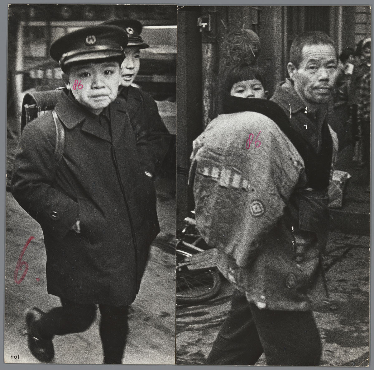 Ed van der Elsken, Twee schooljongens en man met een dochter op zijn rug in Japan, 1959-60. Ontwikkelgelatinezilverdruk/ gelatin silver print, spread uit de dummy van het fotoboek Sweet Life, vóór 1966