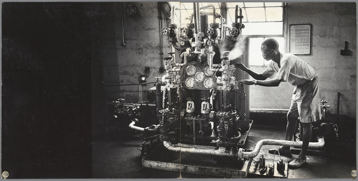 Ed van der Elsken, Man en machine, Arbeider op de werf, Burutu, Nigeria, 1959, ontwikkelgelatinezilverdruk/ gelatin silver print, spread uit de dummy van het fotoboek Sweet Life, vóór 1966