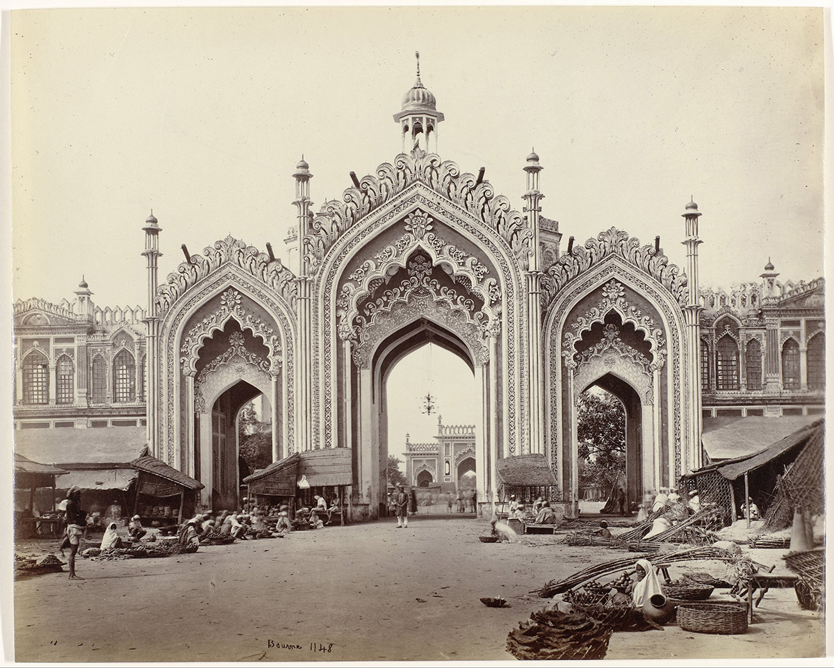 Samuel Bourne, Poort van Husainabad in Lucknow, Uttar Pradesh, India, 1864-1866. Rijksmuseum.