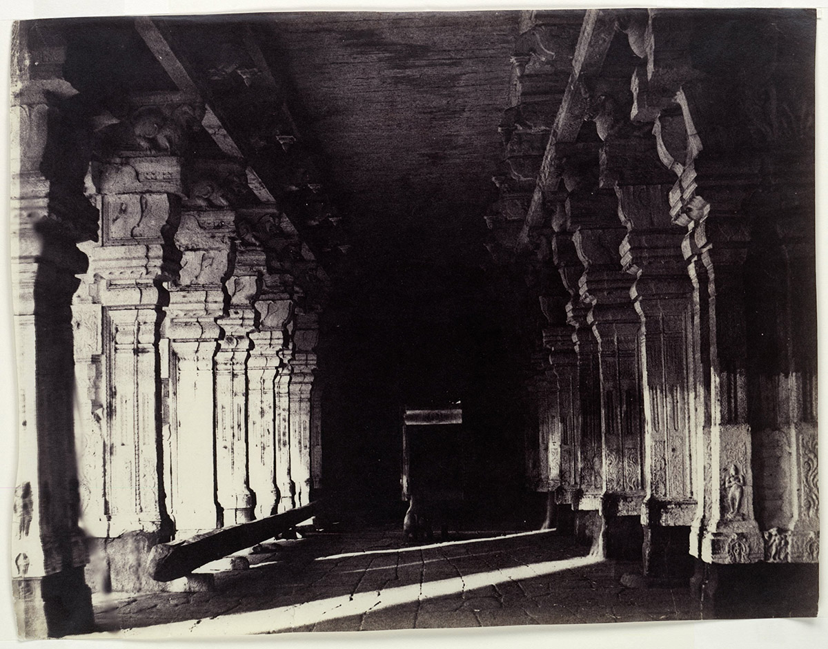 Toegeschreven aan Linnaeus Tripe, Zuilengang in de Minakshitempel te Madurai, Tamil Nadu, India, 1858-1860. Rijksmuseum.