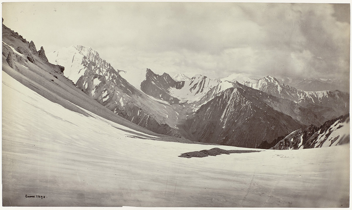 Samuel Bourne, Gezicht op besneeuwde bergpassen in de Himalaya, gezien vanaf de Manirang-pas, Himachal Pradesh, India, 1864-1866. Rijksmuseum.