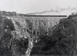 Spoorbrug van de Staatsspoorwegen bij Tjisomang, West-Java, rond 1931, 6x9cm, Collectie: Tropenmuseum, Fotobureau, KIT Tropische Producten Afdeling, Machinefabriek Braat, Staatsspoorwegen, Collectienummer: 10007538