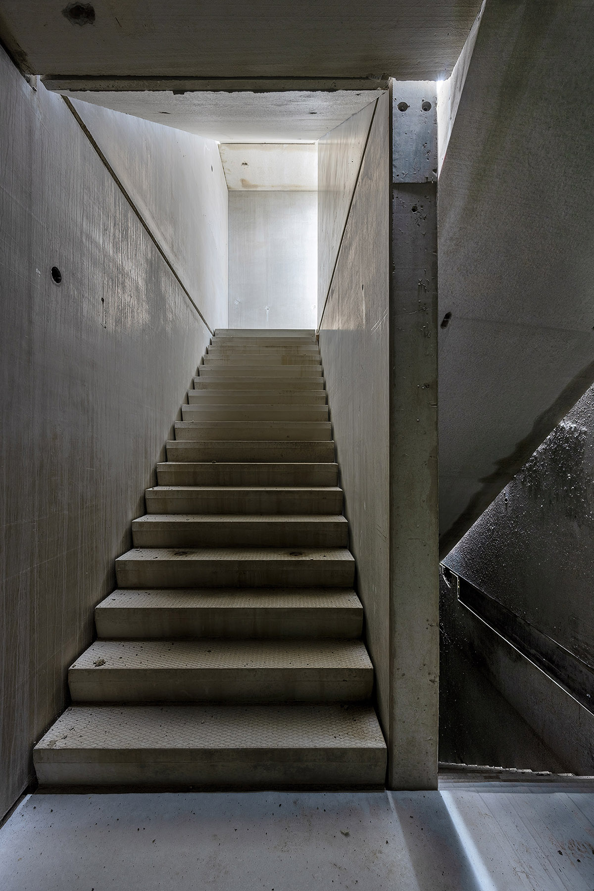 Roos Aldershoff, Raw concrete