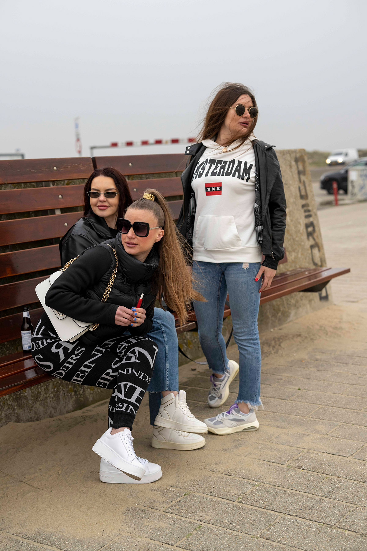 Anke van der Meer, Tatjana, Diana en Alona op de boulevard in Zandvoort, 2023