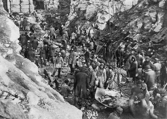 Gevangenen graven met blote handen het Witte Zee kanaal, Collectie Thomas Kizny