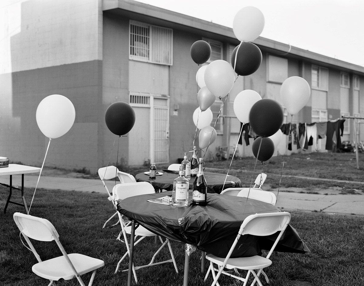 Dana Lixenberg, Untitled (birthday party), 2009, uit de serie Imperial Courts