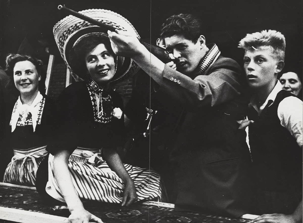 Ed van der Elsken, In de schiettent op de kermis in Volendam, ca. 1955-1956