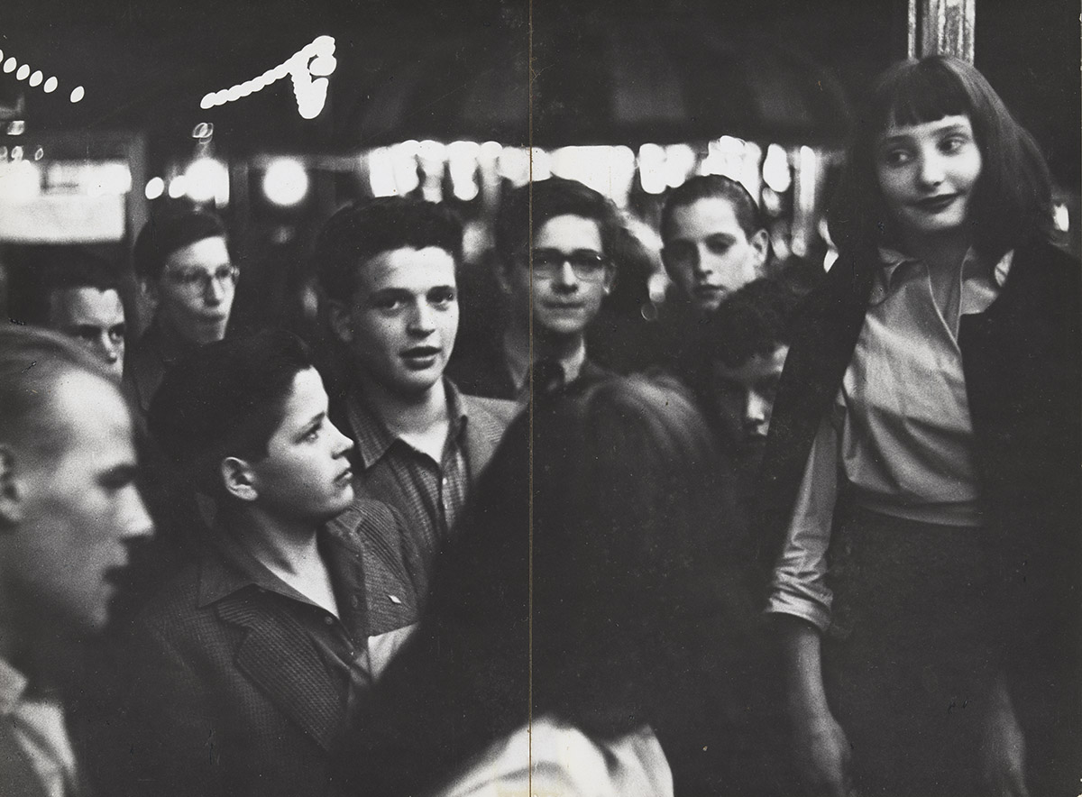 Ed van der Elsken, Kermis op de Nieuwmarkt, Amsterdam, april-mei 1956. Rechts Sonja Kruiswegt
