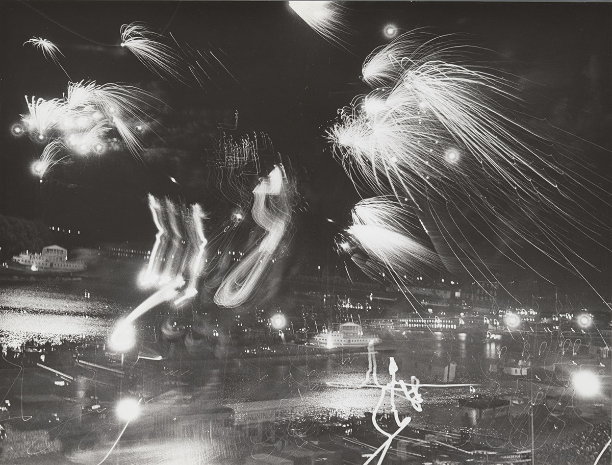 Ed van der Elsken, Vuurwerkshow ter gelegenheid van Koninginnedag boven het Oosterdok, Amsterdam, 30 april 1959