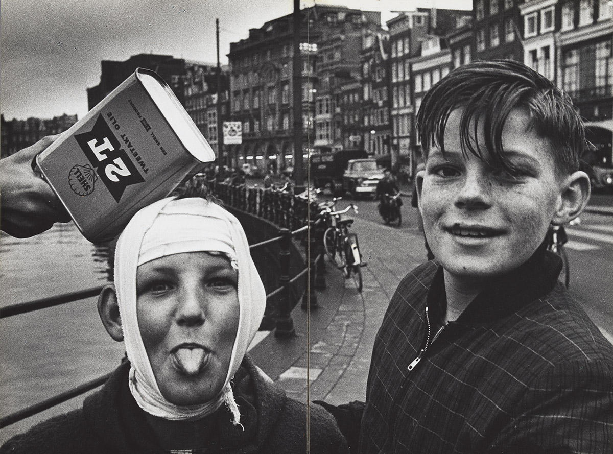 Ed van der Elsken, Jongens op het Rokin (ter hoogte van de Langebrugsteeg), Amsterdam, ca. 1950-1960