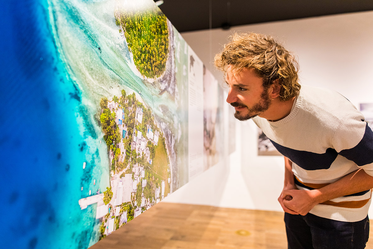 Bezoeker in Rijzend Water (foto: Twycer)