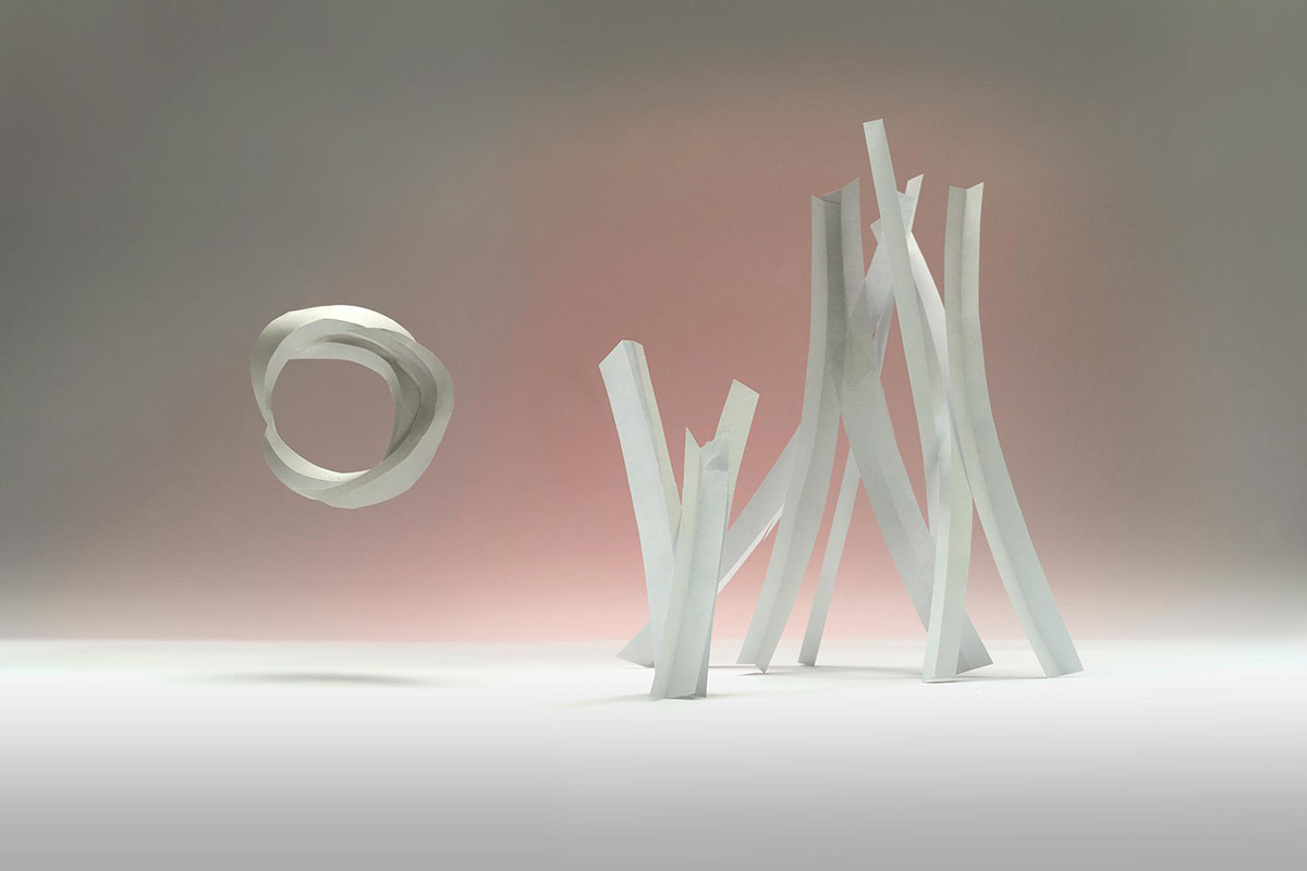 In deze presentatie van Hans Bouma komen sculptuur en fotografie samen in een verstilde sfeer.