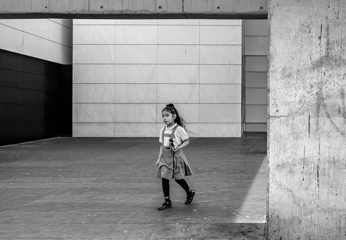 In zijn nieuwe boek verkent Peter van Tuijl de mens in de publieke ruimte - tussen afzondering en verbondenheid, tussen kijken en gezien worden.