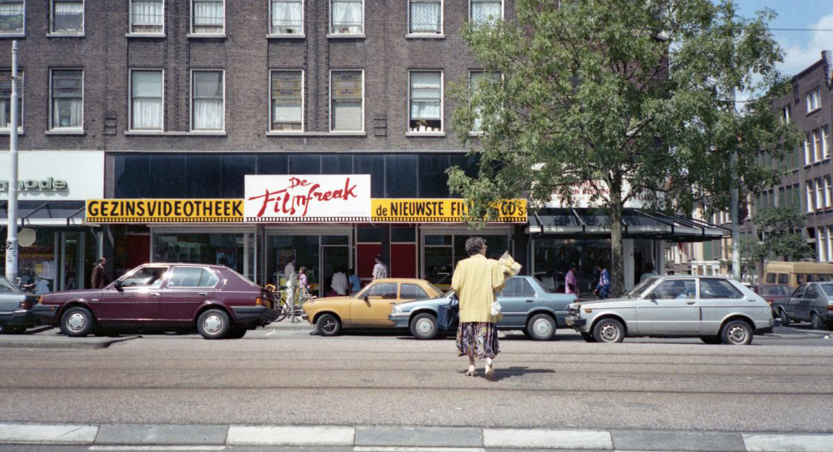 Videotheek de Filmfreak, Vierambachtsstraat 121-125, foto: Nelly Schaeffer-Wal, 1989
