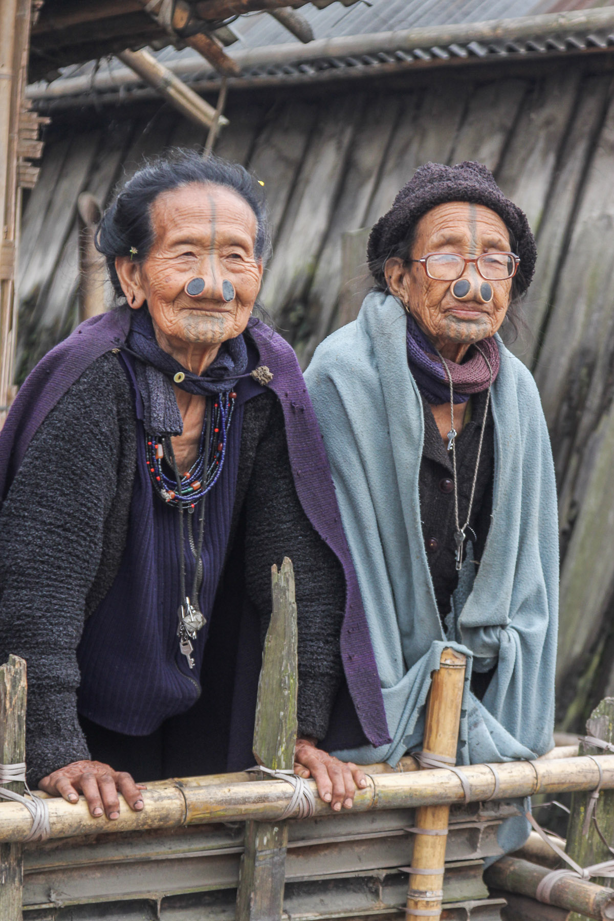 Ronnie Dankelman, Apatani vrouwen kijken toe bij het Myoko festival in Hari in India
