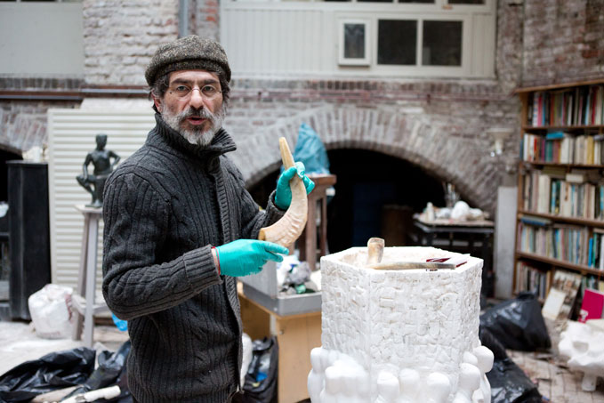 Amiran Djanashvili maakte het  kunstwerk ter herinnering aan de Joodse slachtoffers in Utrecht.