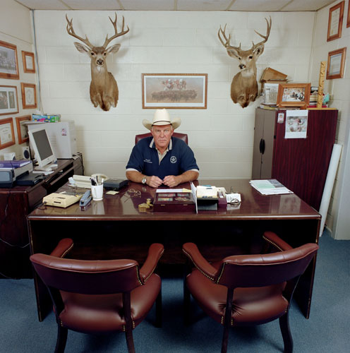 Jan Banning, Shane Fenton (geb. 1961), sheriff van Crockett County, Texas, Verenigde Staten, 2007 (uit de serie Bureaucratics), Jan Banning / Fotomuseum Den Haag