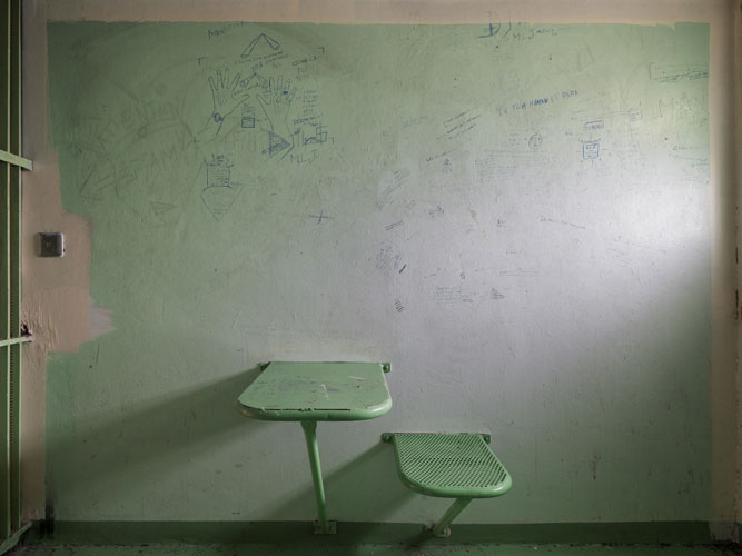 Jan Banning, Strafcel in de gevangenis van Bois-d�Arcy, Frankrijk, 2013 (uit de serie Law & Order), Jan Banning / Fotomuseum Den Haag