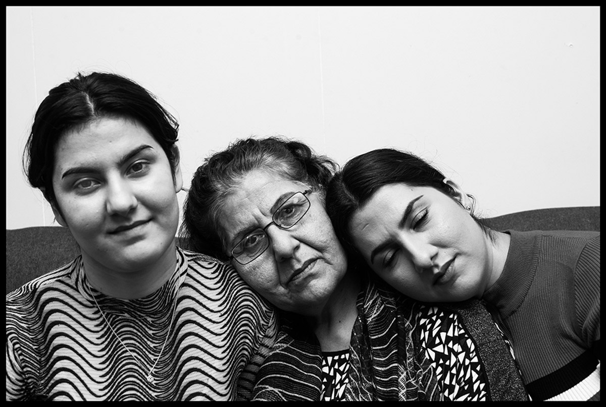 Mona van den Berg, Wachten, familie Faizi