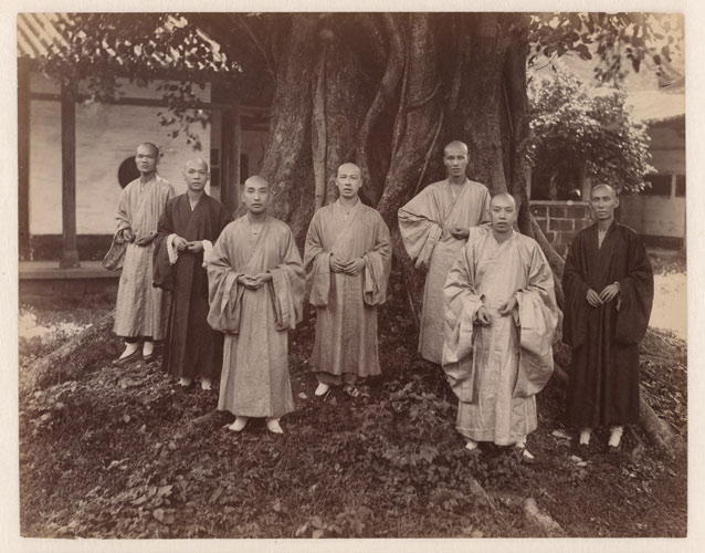 Boeddhistische monniken in Chefoo, Mee Cheing, ca. 1880-1890 Collectie Ferry Bertholet, Amsterdam