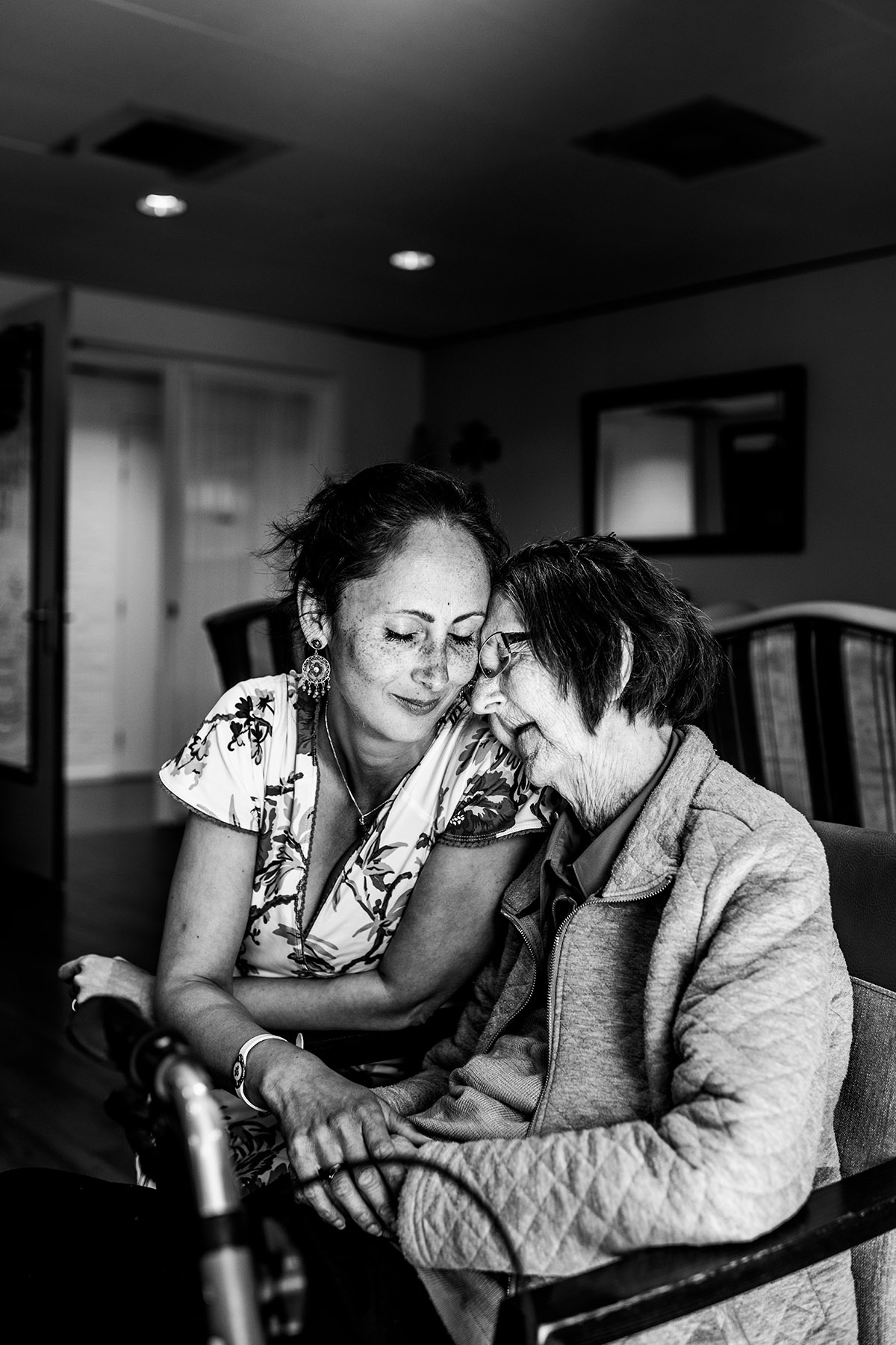 Carla Kogelman, Karin Sitalsing met haar moeder Anne in Mariaheide, Amersfoort, 2022