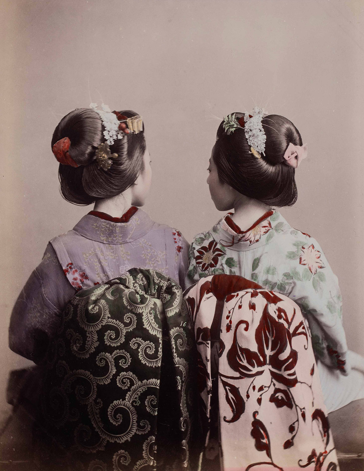 Rugzicht van twee geisha, Kajima Seibei, c.1895, aantekening op het negatief '16', 26,7 x 20,7 / handgekleurde albuminedruk van glasplaatnegatief (fascimile)