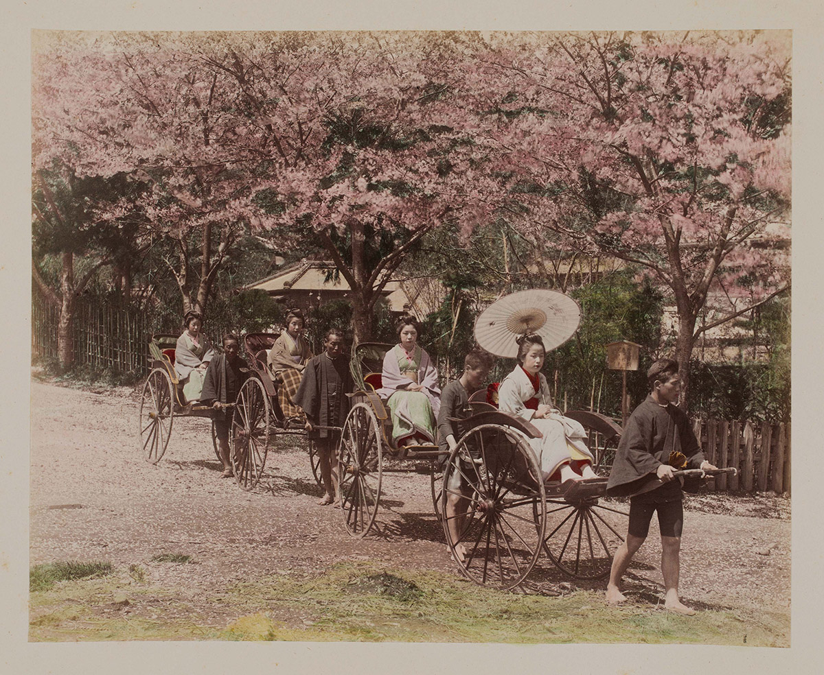 Vrouwen in jinrikisha, onbekende fotograaf, c.1890, 19,3 x 23,9 / handgekleurde albuminedruk van glasplaatnegatief (fascimile)