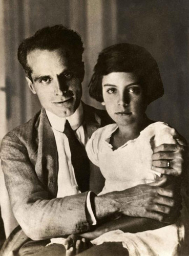 Generaal Umberto Nobile met zijn dochter bij terugkeer in Itali&euml;, nadat zijn luchtschip Italia was vergaan tijdens een Noordpoolexpeditie waarbij het grootste deel van zijn bemanning om het leven kwam, 1928, Nationaal Archief / Collectie Spaarnestad / fotograaf onbekend