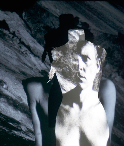 In 't Hoogt laat Mary drie foto's zien over genderdiversiteit