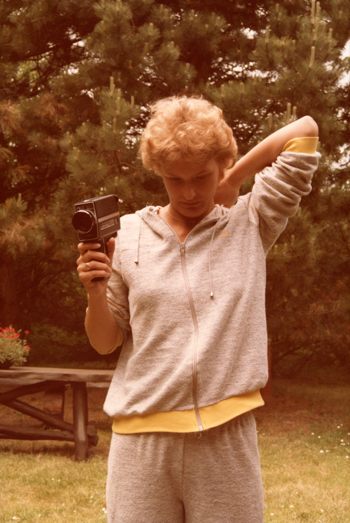 Maria Bredahl, Mijn moeder met haar camera, 1984, Maria Bredahl: 'Sinds de dag waarop ik mijn camera in handen kreeg, heb ik alles gefotografeerd wat belangrijk voor me was.'