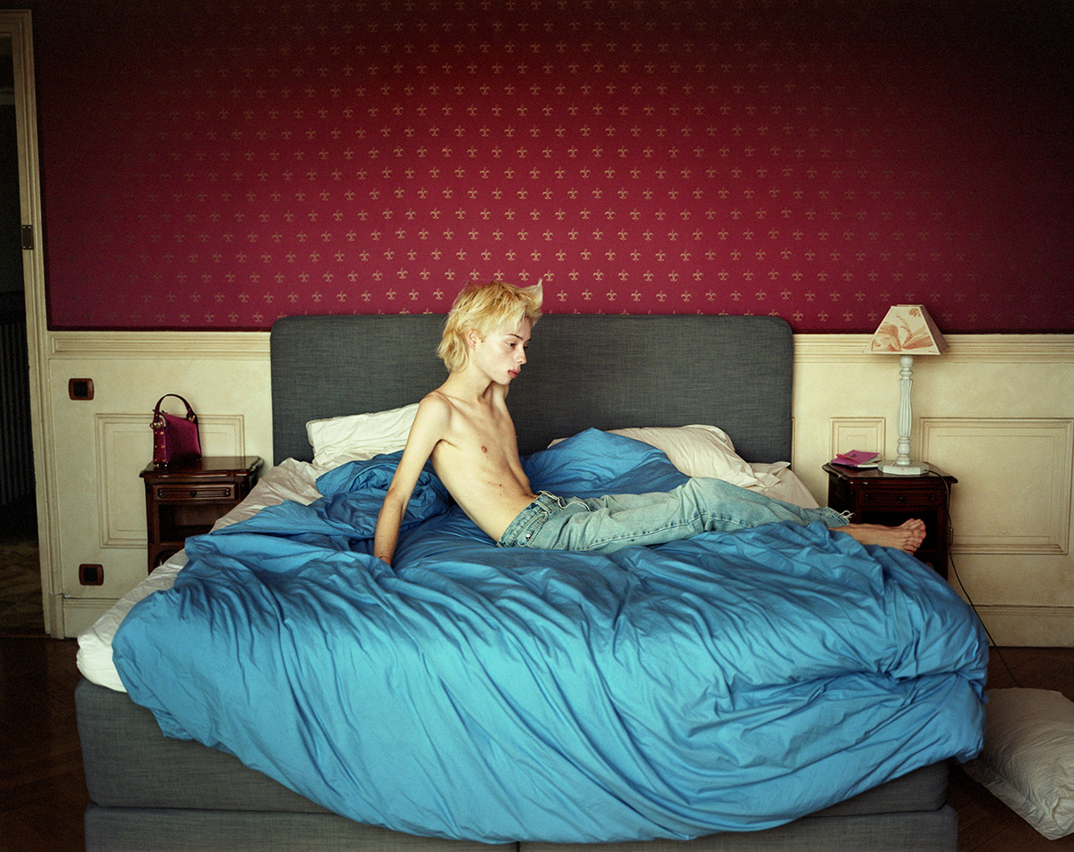 Maria Bredahl, Siggy in een slaapkamer, 2023