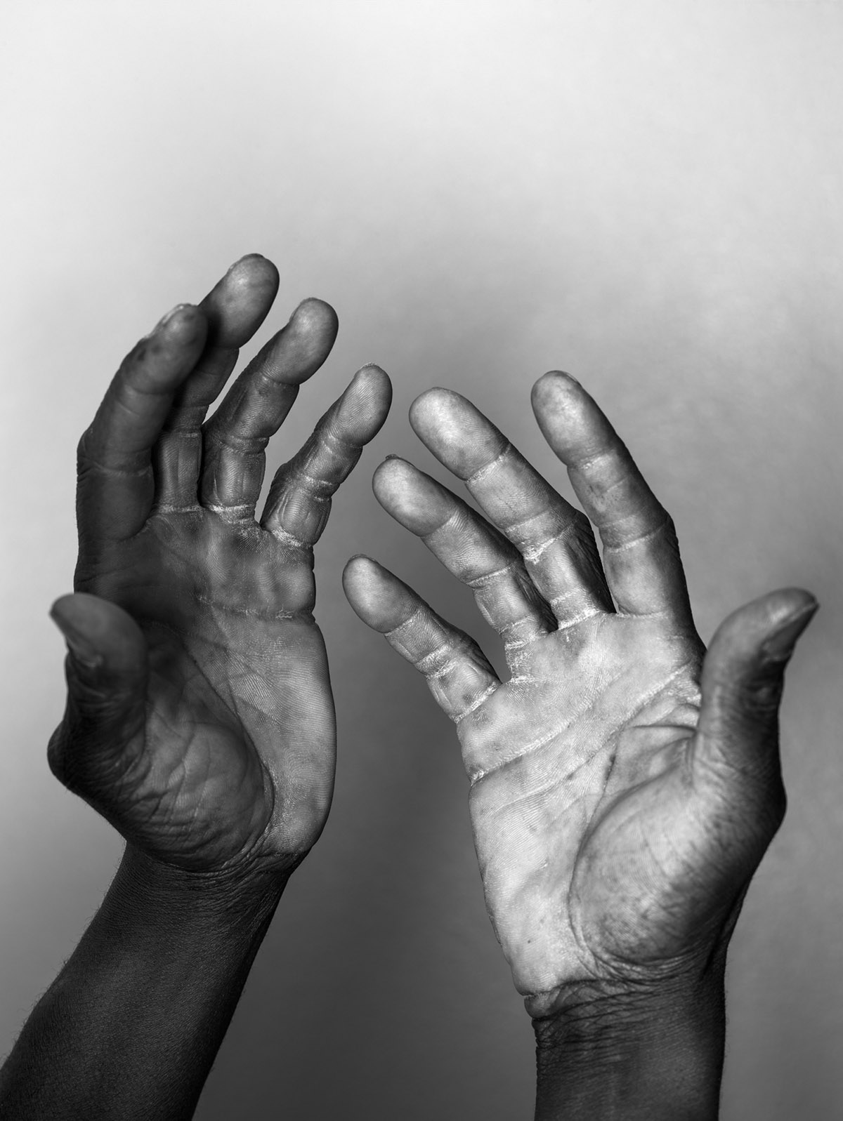 The hands of Charles, 2015, Robin de Puy, courtesy The Ravestijn Gallery