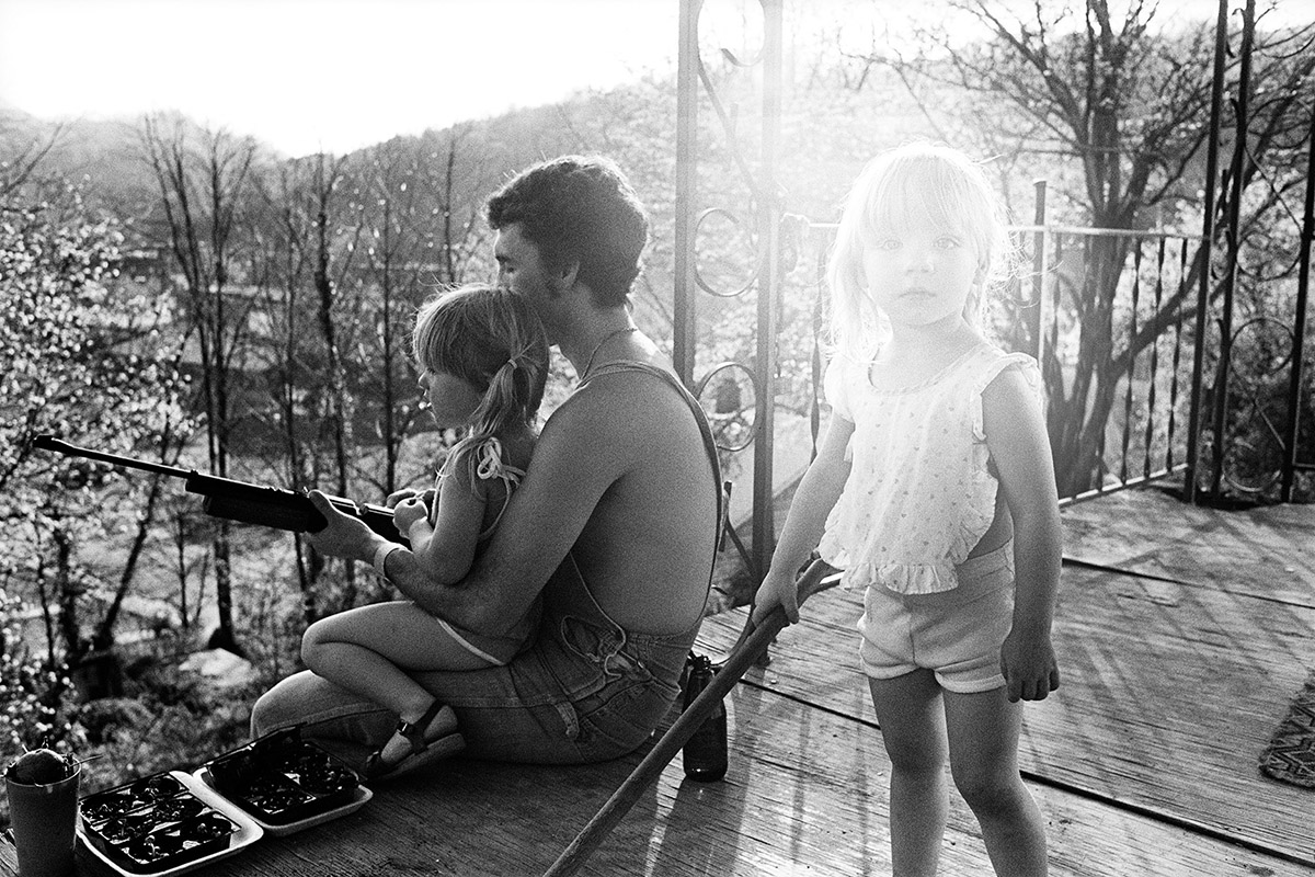 Bertien van Manen, Moonshine, Amanda on porch, Cumberland, 1987