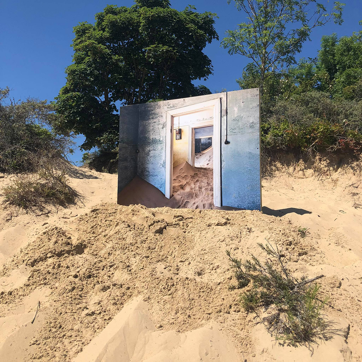 Out of Office '21, Breedbeeld