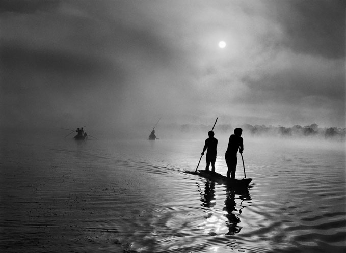 Sebasião Salgado, A group of Waura Indians fish in the Puilanga Lake near their village. Upper Xingu. Mato Grosso State. Brazil. 2005.