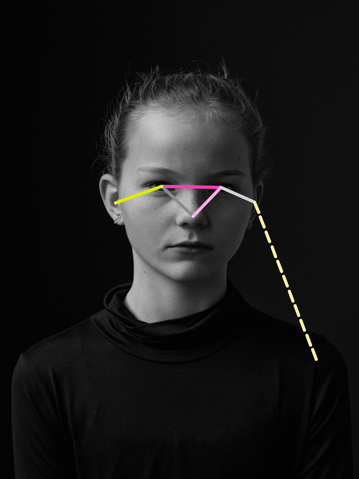 Martine Stig (NL), Through a Glass, Darkly Invisibility as a human right?<br>Hoe zien computers ons? Lezen ze ons? Zijn ze bevooroordeeld? Kunnen we de machine voor de gek houden? Werkt camouflage? In haar nieuwe werk vraagt Martine Stig zich af wat onzichtbaarheid betekent in een surveillance-samenleving.<br>In een wereld waar overal camera's zijn is het moeilijk om niet te worden gezien. Het menselijke en het machine-oog is overal; onzichtbaarheid is een schaars goed geworden. Voor een hele generatie - tussen Harry Potter en sociale media - betekent onzichtbaarheid zowel supermacht als symbool van machteloosheid. 'Onzichtbaarheidsmantel' versus 'geen volgers op Instagram'.<br>Voorwaarde, metafoor, fantasie of technologie - onzichtbaarheid helpt ons na te denken over de structuur van onze samenleving, over hoe we onszelf zien of gezien willen worden.