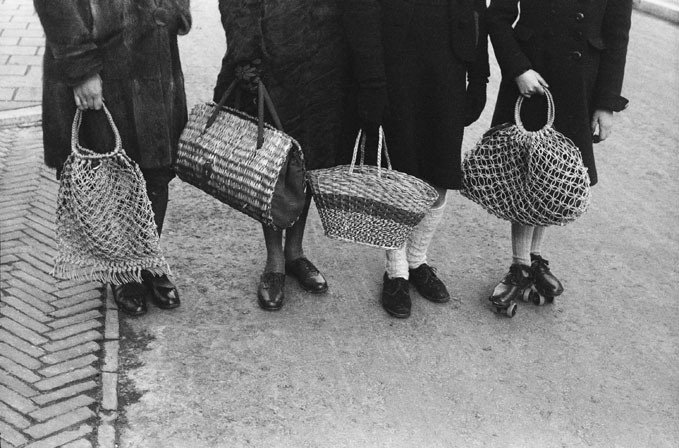 Cobie Douma, Boodschappentassen van riet en papiertouw, Winschoten, 1943-1945, Nederlands Fotomuseum