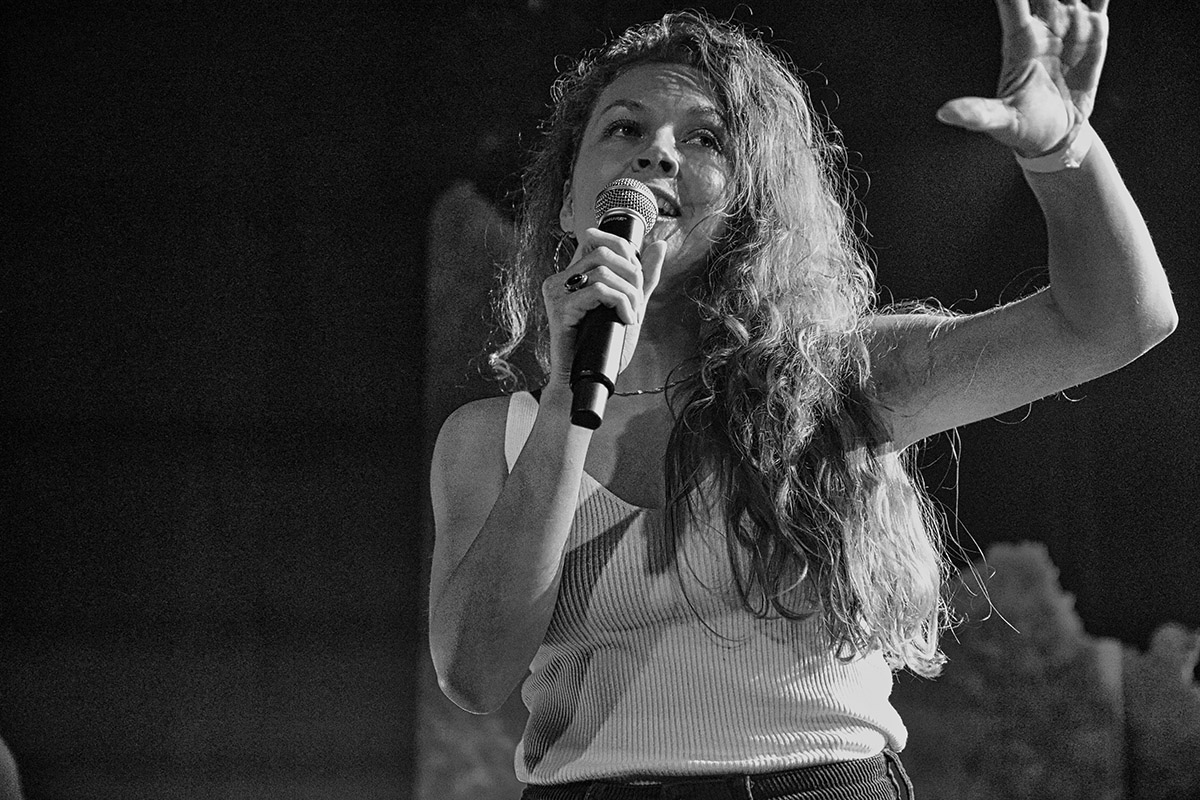 Deze expositie van Gert-Jan Jansen gaat over Charlotte de Raad,  Stadsdichter van Hilversum.